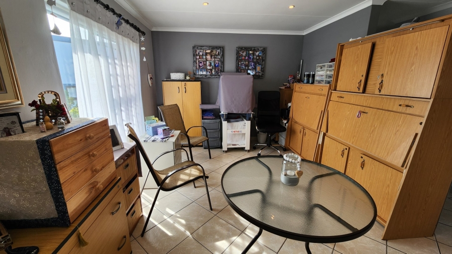 4 Bedroom Property for Sale in Menkenkop Western Cape